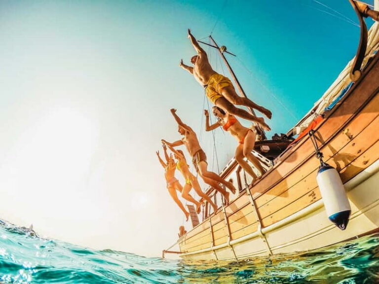 Amalfi Coast: Boat and Snorkeling Tour with Fruit & Drinks - Meeting in Amalfi: Darsena pier and the first minutes that set the tone