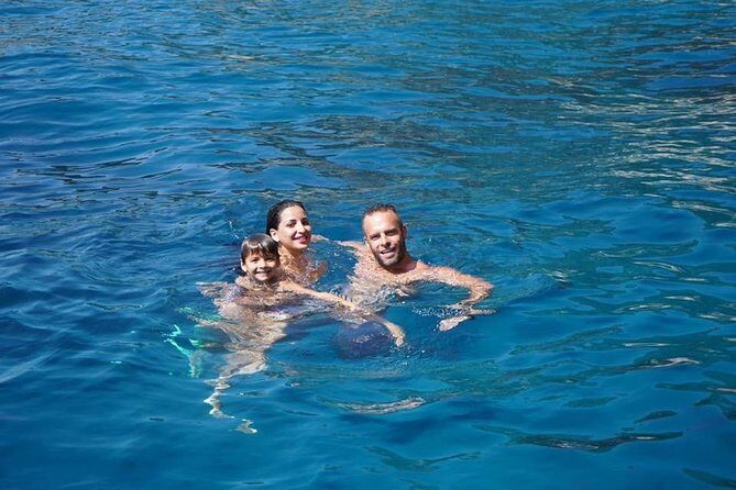 Amalfi Coast Small Group Day Boat Tour with Limoncello Onboard - Lunch, limoncello, and drinks: the onboard rhythm