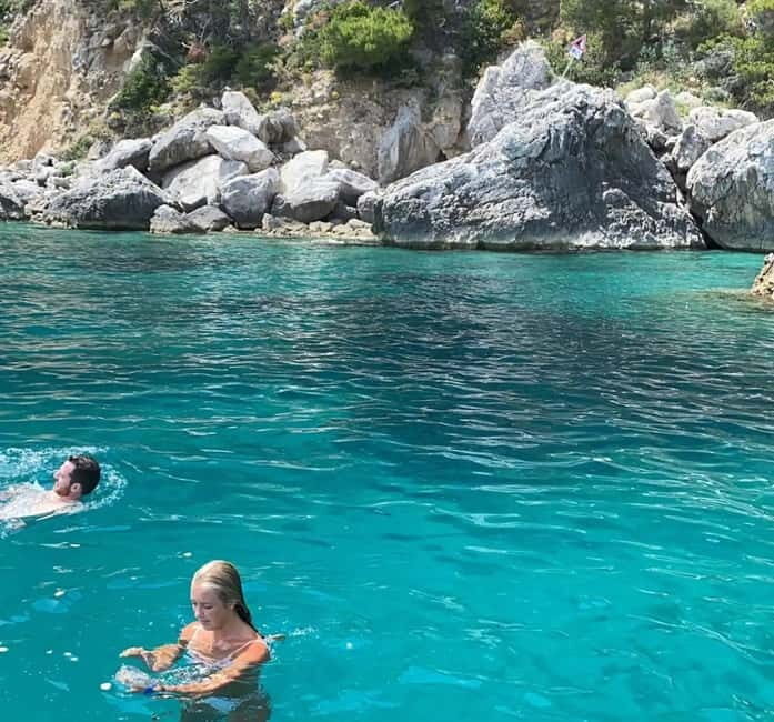 Capri: 2-Hours Boat Tour with Swimming, Limoncello and Snack - The Crew and On-Boat Experience: Small-Group Service Style