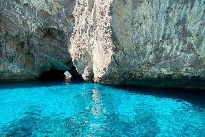 Capri excursion in a private boat - Natural Arch and Villa Malaparte: Capri’s most photogenic sea framing