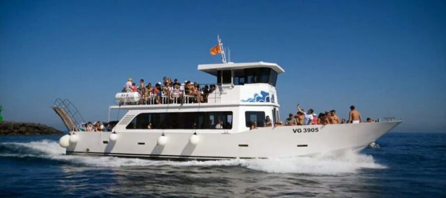 Capri: Island Boat Tour with Blue Grotto Stop - Salto di Tiberio to Casa Malaparte: the photo-stop stretch