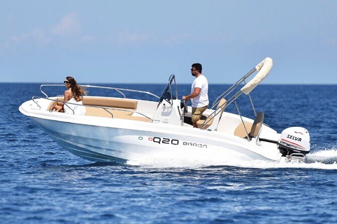Capri private boat tour - Stop 2: I Faraglioni Pass-By and the Arch of Love Moment