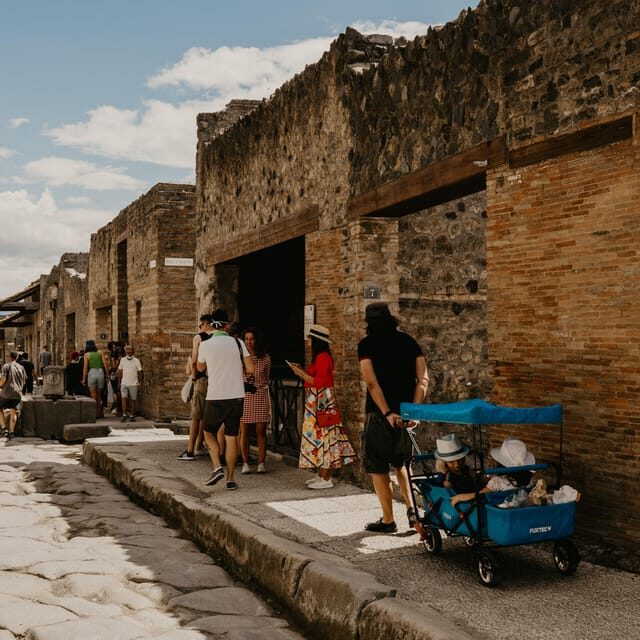 Discover Pompeii: French Walking Tour of the Buried City - Finding the Meeting Point Near Hotel Vittoria and the Red inStazione Sign