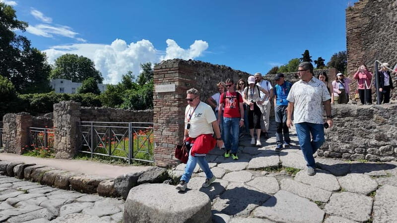 From Naples: Guided tour of Pompeii skip-the-line and round-trip train - Why Pompeii Works So Well as a Naples Day Trip