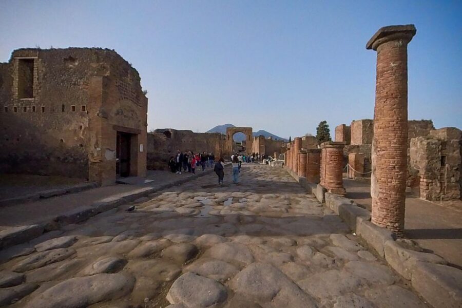 From Sorrento: Pompeii and Vesuvius Guided Tour with Lunch - Vesuvius lunch: pizza on the slopes, and why that timing works