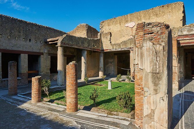 Guided Day Tour of Pompeii and Herculaneum with Light Lunch - Guides make or break the ruins