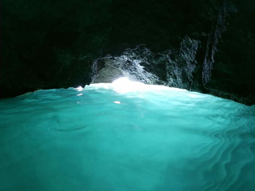 Ischia: Island Boat Tour with Neapolitan Lunch & Snorkeling - Lunch at the Green Cave: Neapolitan comfort on a moving boat