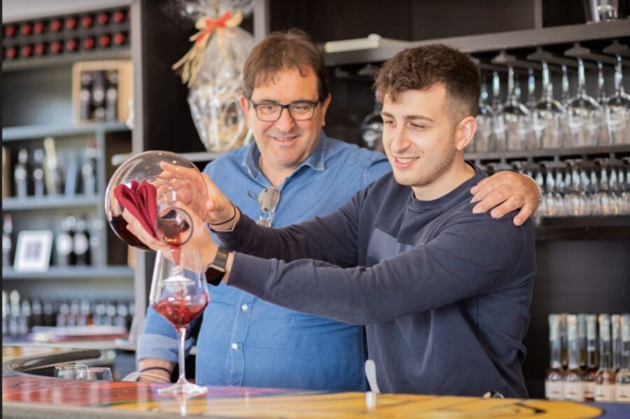 Mount Vesuvius: Vineyard Tour with Wine Tasting and Lunch - Getting to Cantina del Vesuvio: Meeting Point and Transport Reality