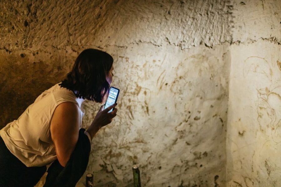 Naples: Spanish Quarters Underground Guided Tour - The Neapolitan Aqueduct Stop and the Writing on the Walls