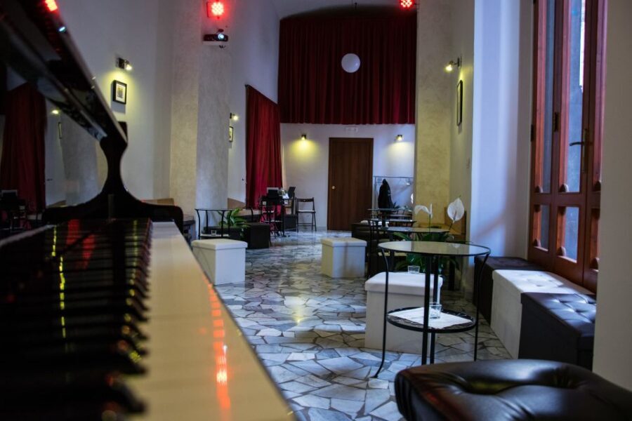 Naples: Traditional Neapolitan Music Concert - Finding the venue: Piazza Museo Nazionale to Galleria Principe di Napoli arcades