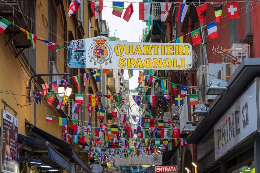 Napoli: Walking Tour of Naples with Local Tour Guide - Finding Your Guide Outside McDonald’s in Piazza Municipio