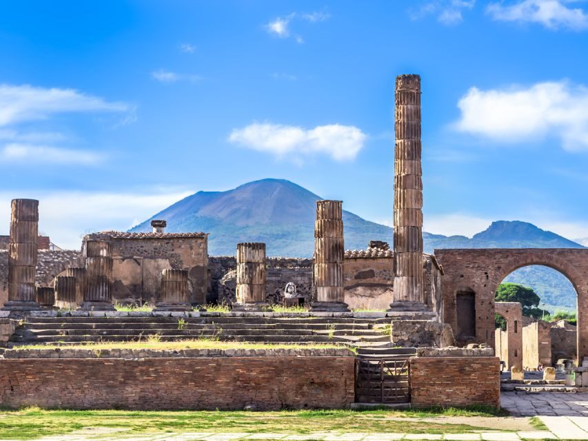 Pompei: Mount Vesuvius and Pompeii with Round-Trip Transfer - The big idea: Vesuvius and Pompeii in one 5-hour loop