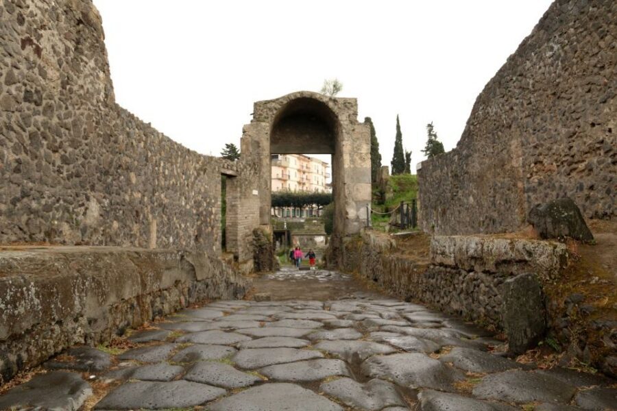 Pompeii 2-Hour Private Tour - Shops, streets, and neighbors: seeing Roman life side by side