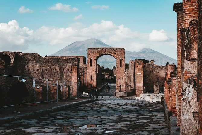 Pompeii: 2 Hour Private Tour with an Archeologist Guide - Heat, Shade, and Walking Pace: Pompeii’s Practical Reality