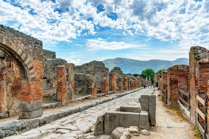Pompeii and Capri Island Day Trip from Naples - Hydrofoil to Capri: how the sea crossing shapes the afternoon