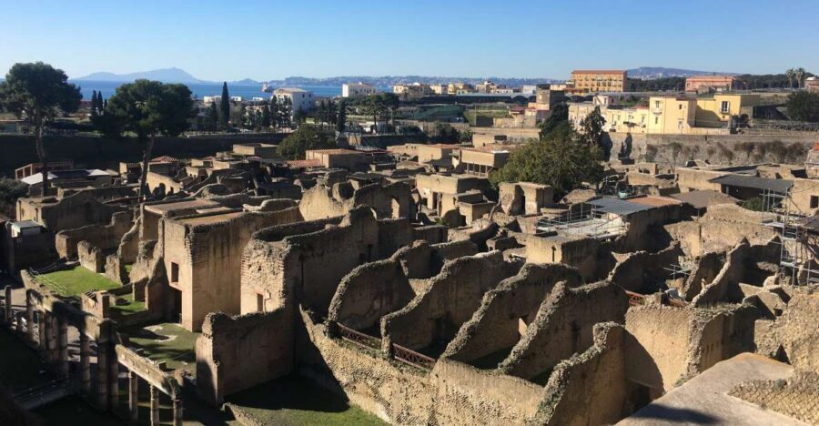 Pompeii and Herculaneum: Guided Tour with an Archaeologist - Pompeii walkthrough: Porta Marina Inferiore to the Forum in 2 focused hours