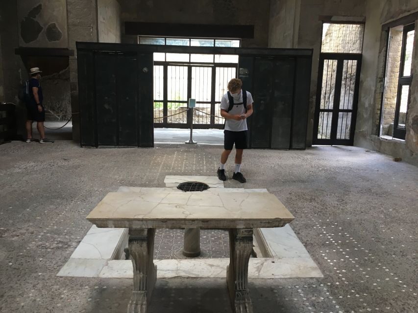 Pompeii and Herculaneum: Guided Tour with an Archaeologist - The train hop between sites: keeping the schedule realistic