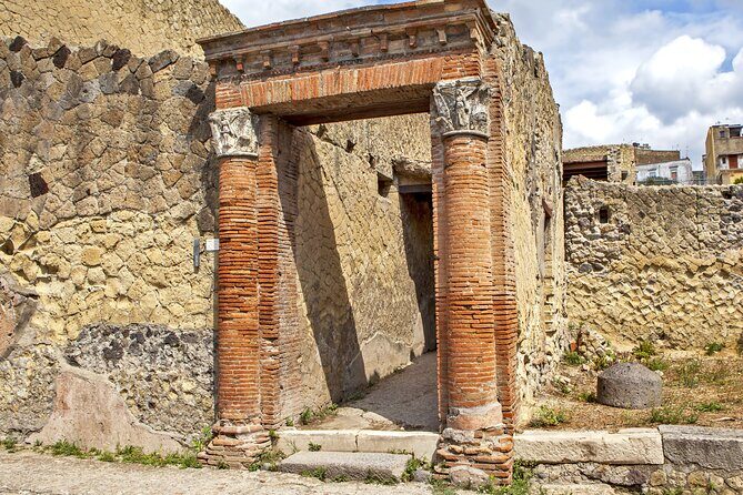Pompeii and Herculaneum Small Group Tour with an Archaeologist - Herculaneum houses and baths: why this site feels so different