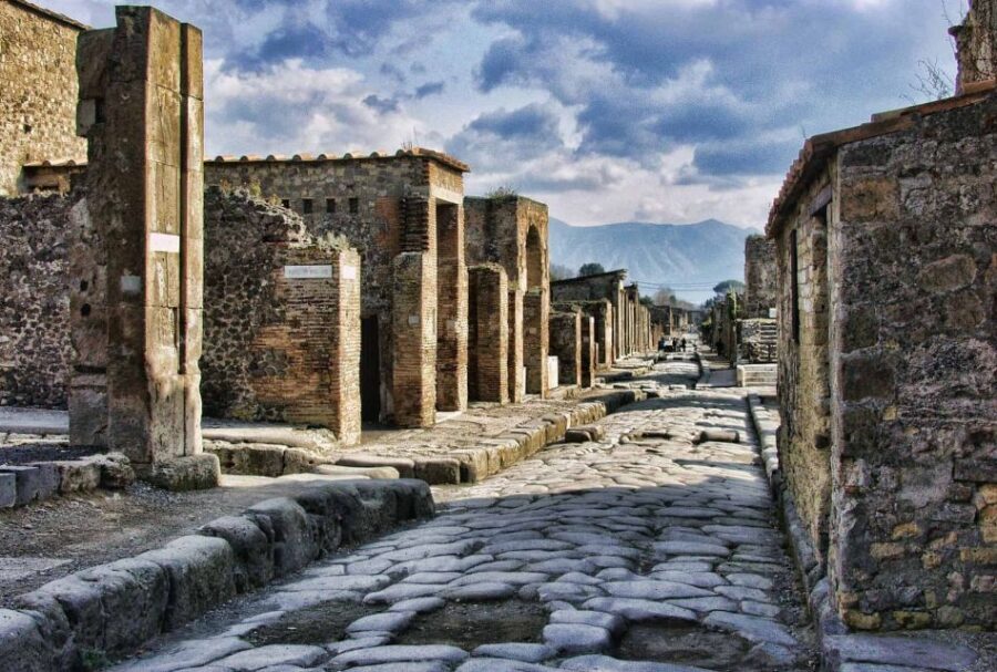 Pompeii: Day Tour of Pompeii and Vesuvius with Bus Transfer - Entering Pompeii with express entry and a licensed guide