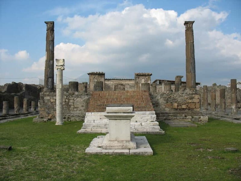 Pompeii: Group Tour with an Archeologist Guide - Why a Pompeii archaeologist guide beats wandering