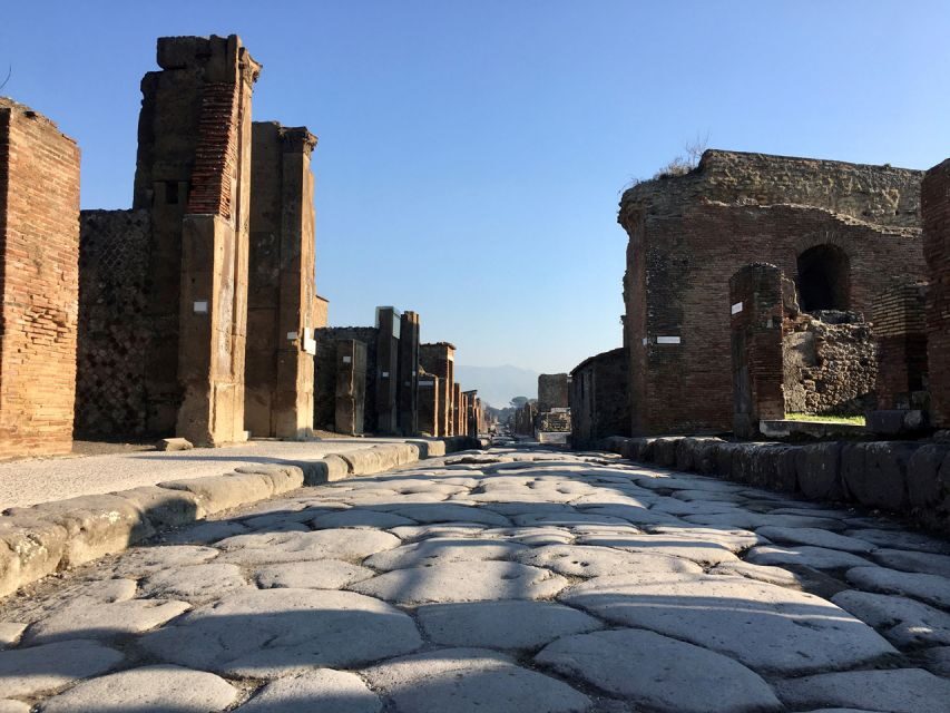 Pompeii: Guided Tour with Archaeologist with max. 12 People - From Porta Marina Inferiore through the theaters: start where the city breathes