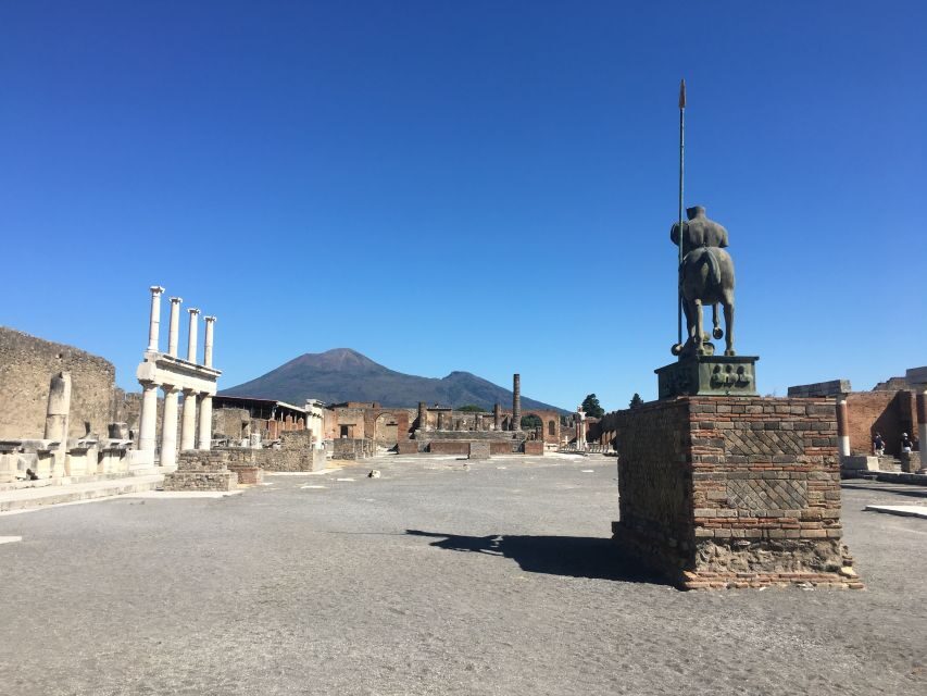 Pompeii: Guided Tour with Archaeologist with max. 12 People - Lining up civic power: the Forum and public buildings