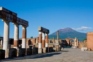 Pompeii private tour with expert guide in archaeology - Gladiator school and theater: context before the chaos