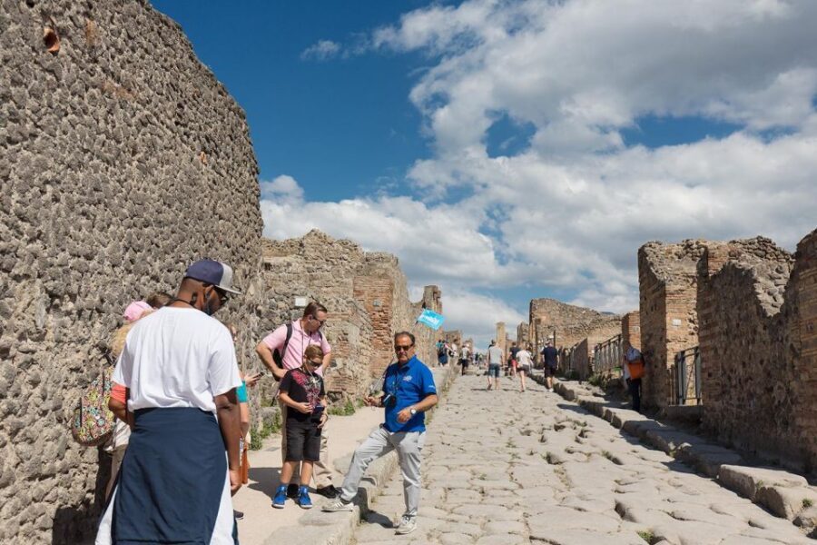Pompeii: Skip-the-Line Guided Tour - Stop 1 inside your tour: the Forum and the rhythm of Roman daily life