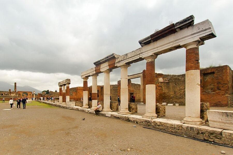 Pompeii: Skip-the-Line Guided Tour with Expert Archaeologist - Streets you can picture: Forum, temples, and the daily shopping city