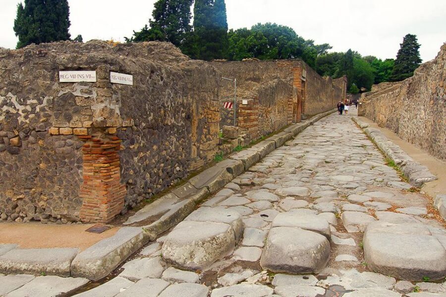 Pompeii: Skip-the-Line Guided Tour with Expert Archaeologist - The emotional gut-punch: plaster casts and the moment of the eruption