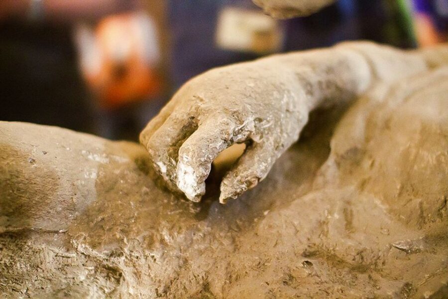 Pompeii: Skip-the-Line Guided Tour with Expert Archaeologist - Baths, villas, bakeries, and how Romans ate and lived