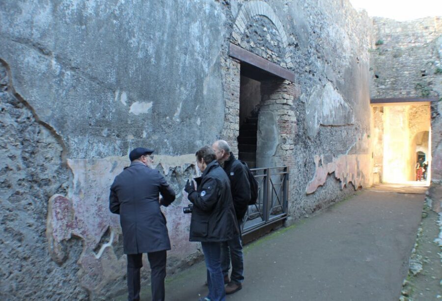 Pompeii: Skip-the-Line Tickets and Tour with Archaeologist - Small-group benefits (and why headsets can help)