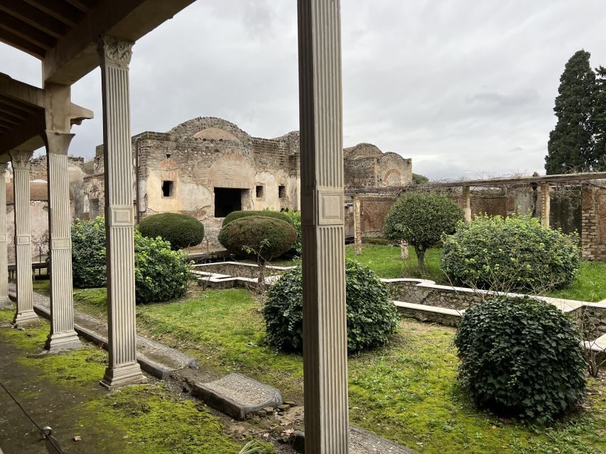 Pompeii: Small-Group Guided Tour with Skip-the-Line Ticket - Where You Meet in Pompeii and How to Find Your Guide