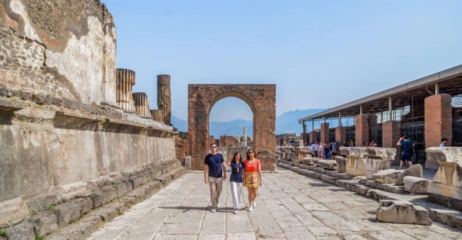 Pompeii: Small Group Tour with an Archaeologist - Porta Marina Superiore and the first moments of orientation