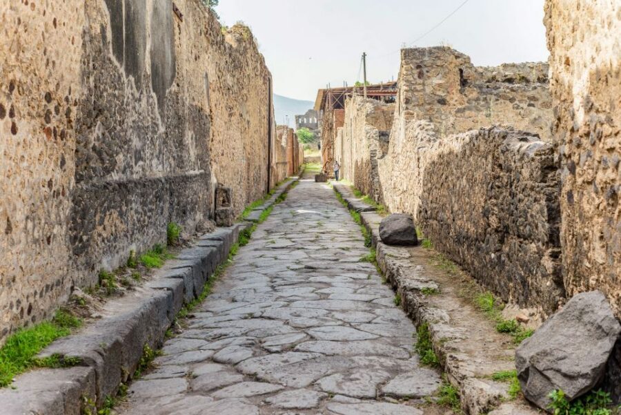 Pompeii: Small Group Tour with an Archaeologist - Theaters, baths, temples, and the daily routines you can spot