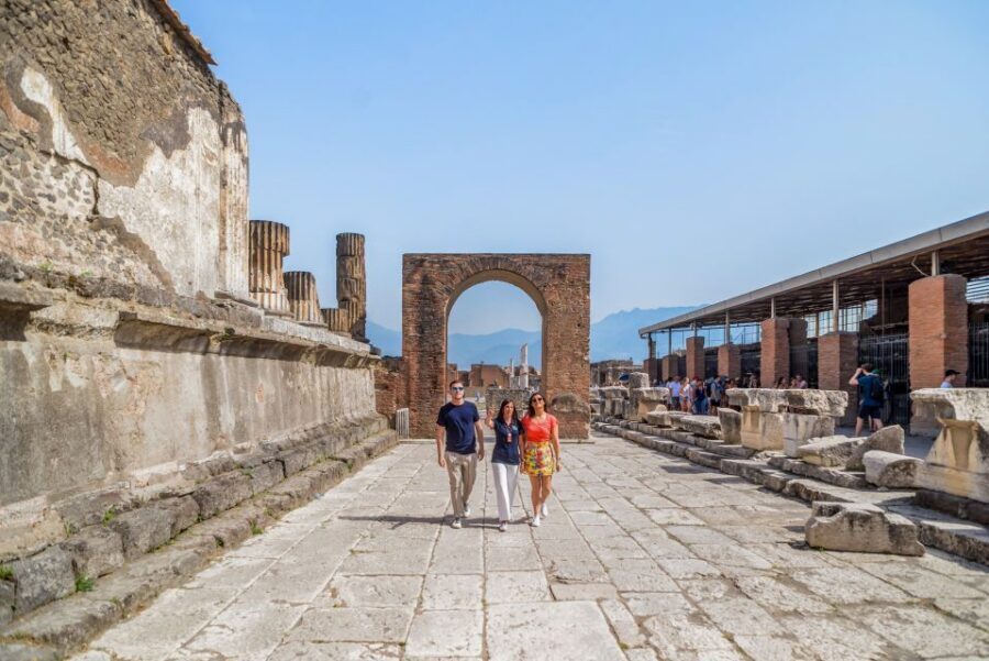 Pompeii: Small Group Tour with an Archaeologist - Major houses and the art that makes Pompeii feel human