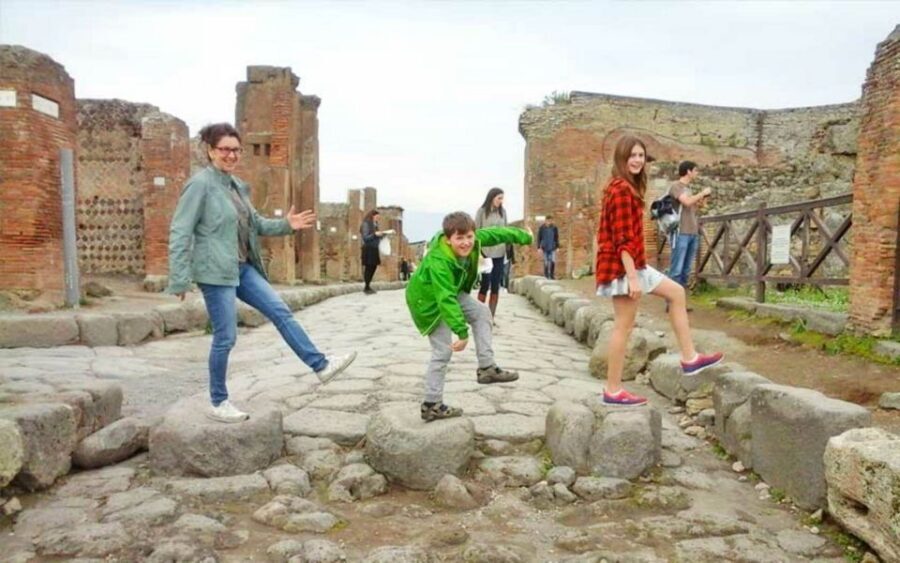 Pompeii: Tour for Children - How the walk is organized at Pompeii: forum first, everyday places next