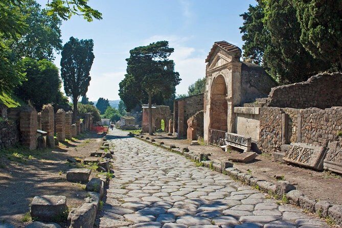 Stories of Pompeii: Small Group tour with archeology expert guide - A two-hour Pompeii plan that actually works