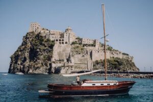 Tour of the island of Ischia in schooner - Where you board in Forio (and how to avoid stress)
